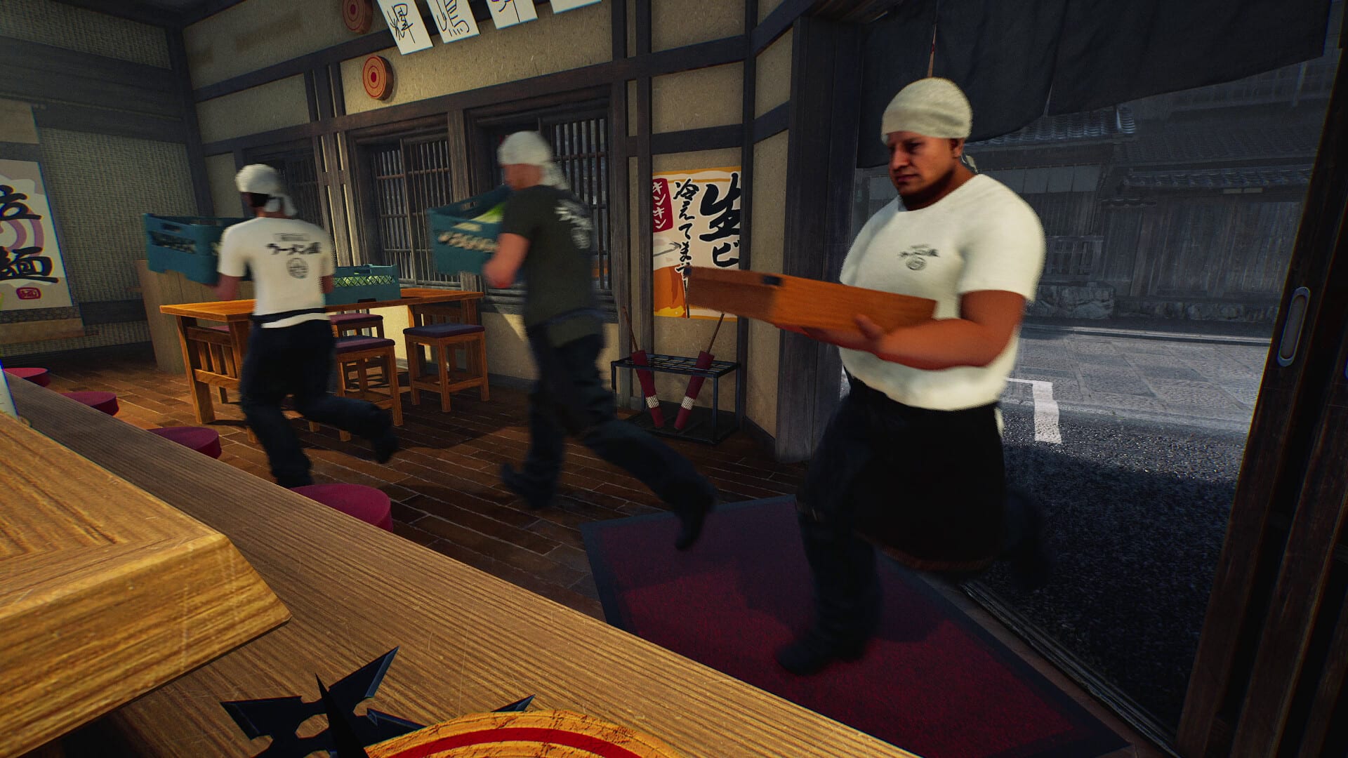 Tres cocineros con paliacates blancos corren dentro de una cocina de estilo japonés cargando cajas y una tabla de madera, con un shuriken de juguete en primer plano.