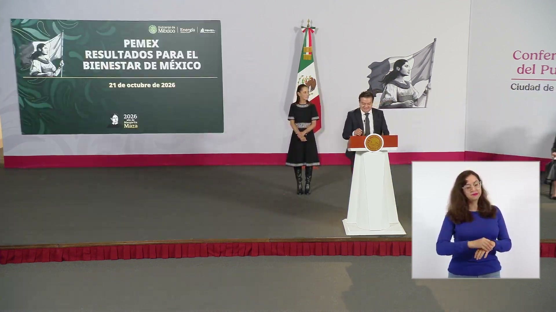 Un hombre de traje habla en el podio de la mañanera junto a una pantalla que dice Pemex, resultados para el bienestar de México, 21 de octubre de 2026.