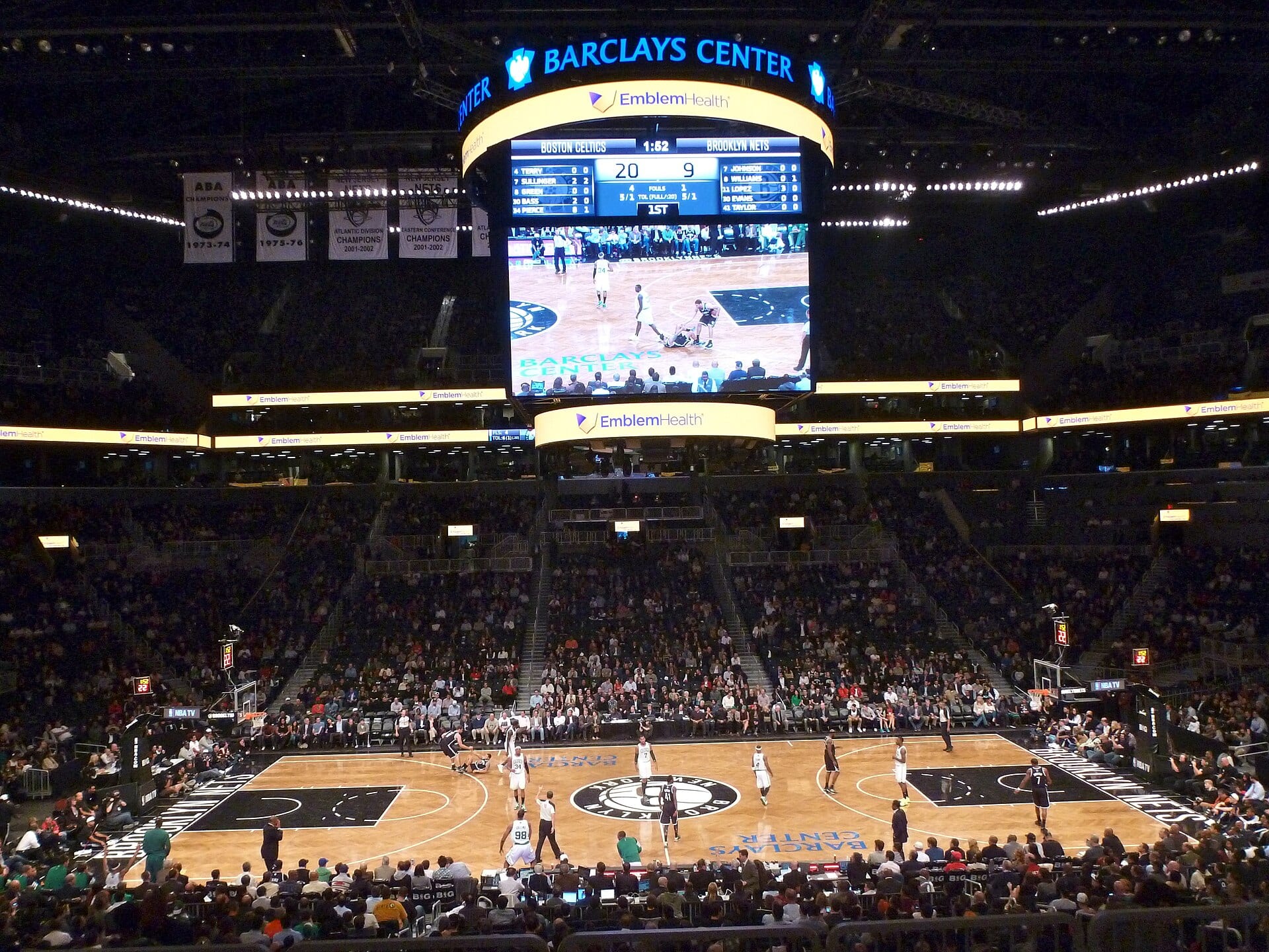Vista desde las gradas de la cancha del Barclays Center, con el marcador colgante sobre el centro de la pista.