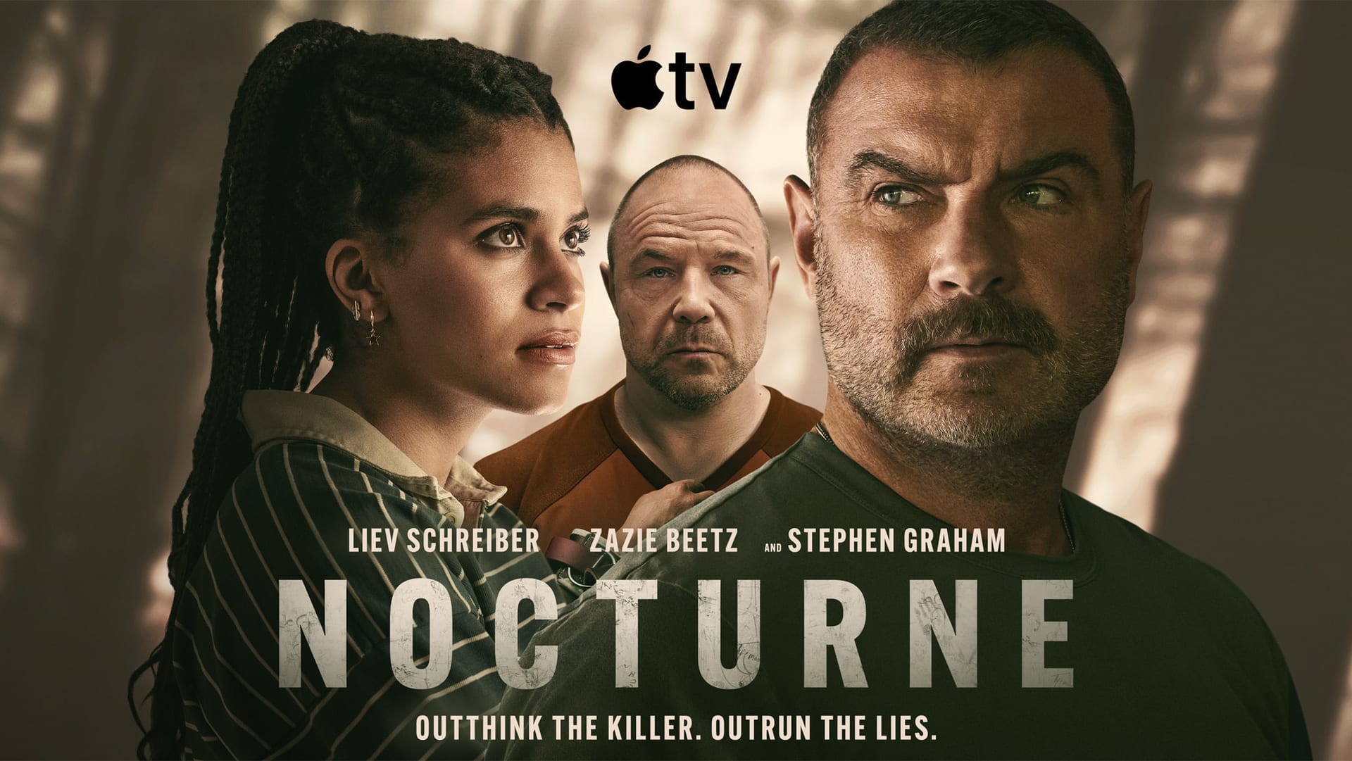 Zazie Beetz de perfil a la izquierda y Liev Schreiber al frente a la derecha; Stephen Graham, con uniforme naranja, los mira al centro sobre un fondo sepia.