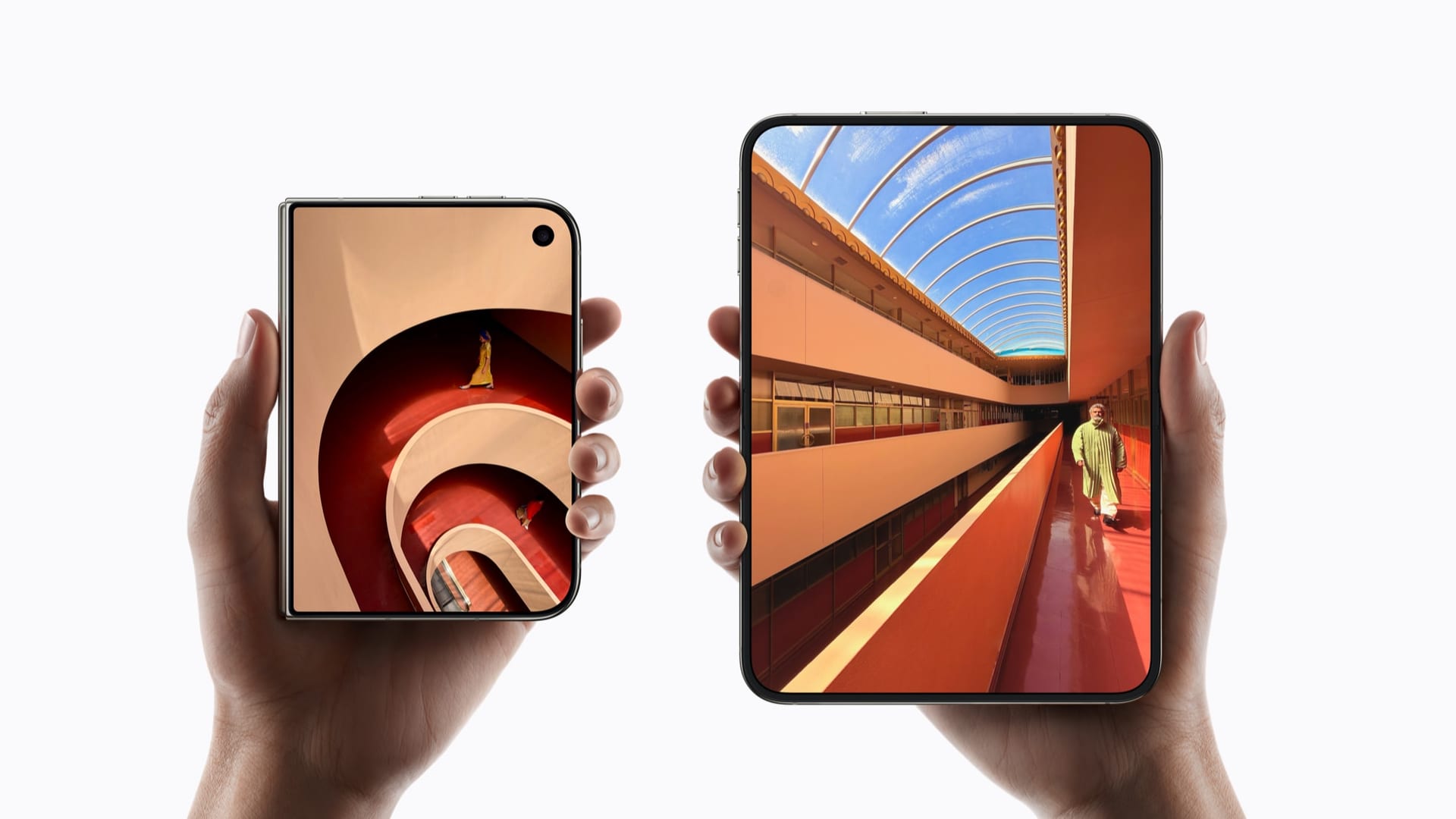 Dos manos sostienen un iPhone Duo plegado, con su pantalla exterior, y otro abierto, con la pantalla interior.