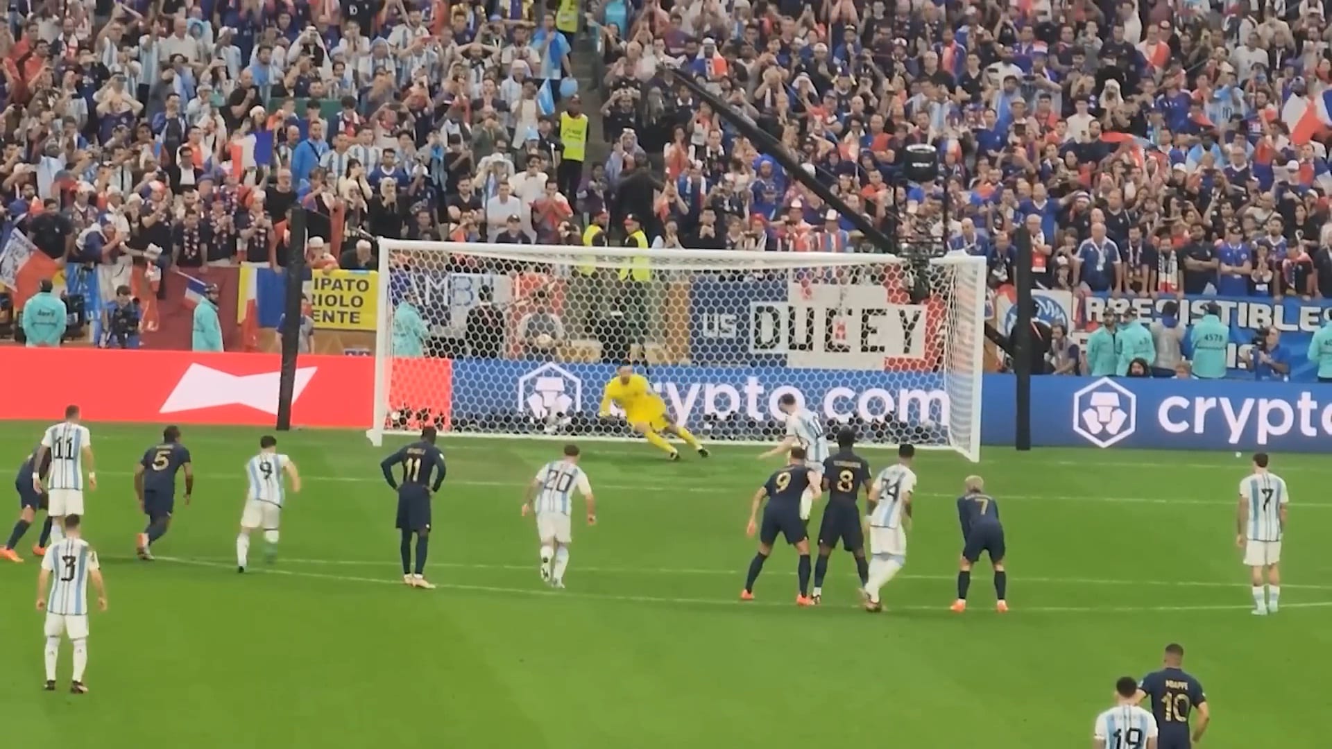 Messi cobra un penal en la final del Mundial 2022 mientras el portero francés se lanza a su derecha.