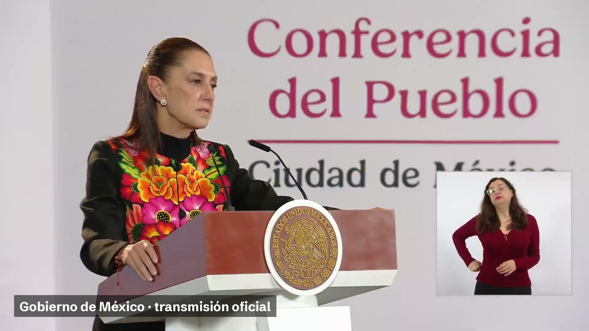 La presidenta Claudia Sheinbaum habla desde el podio de la conferencia matutina, con intérprete de lengua de señas a la derecha.