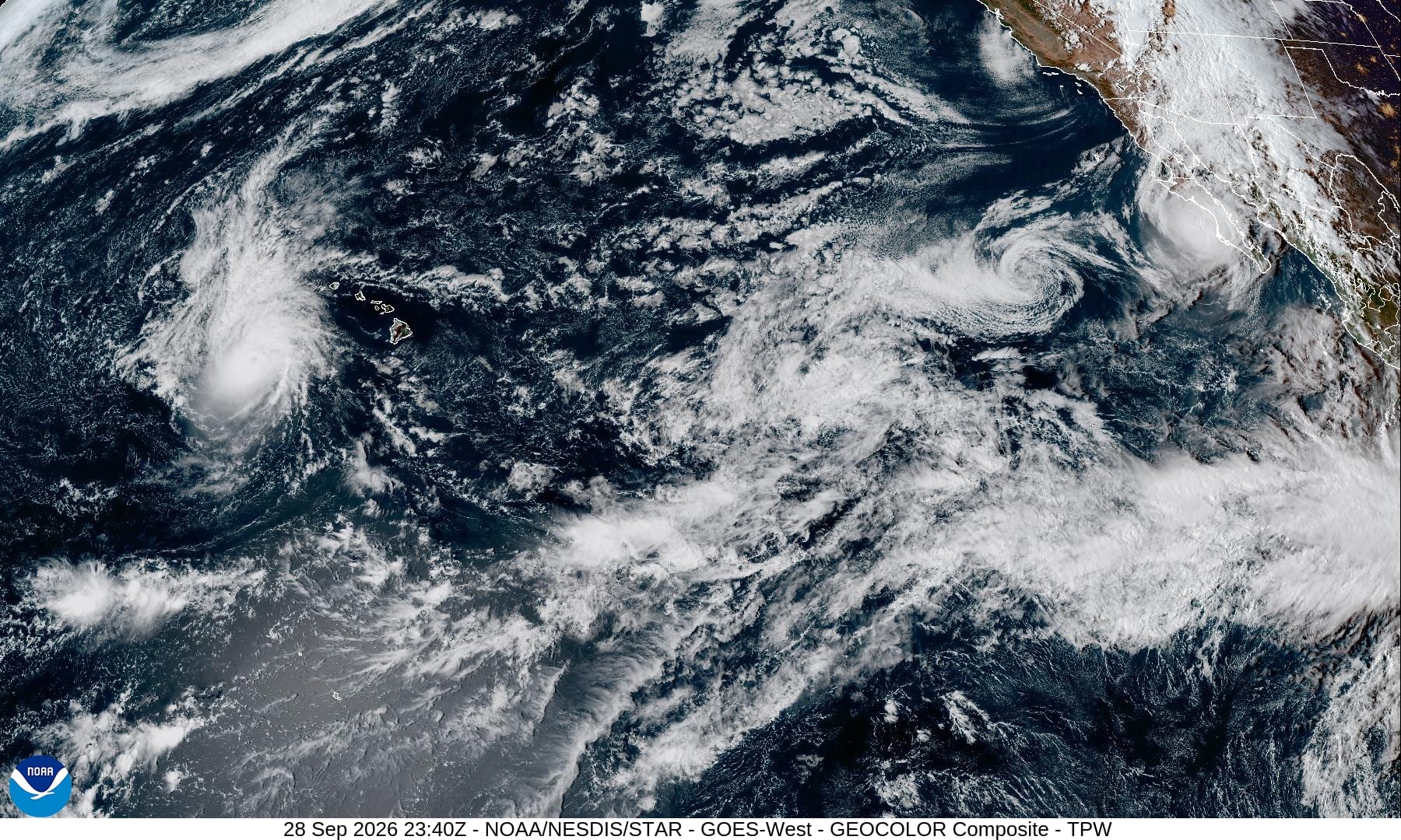 Imagen satelital del Pacífico con un ciclón cerca de la península de Baja California, otro al oeste de Hawái y una amplia franja de nubes al sur de México.