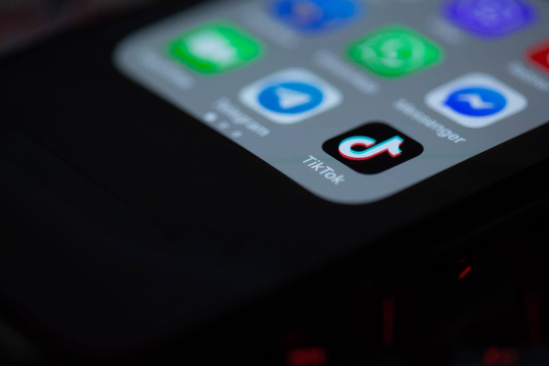 El ícono de TikTok resaltado entre otras aplicaciones en la pantalla de un teléfono.