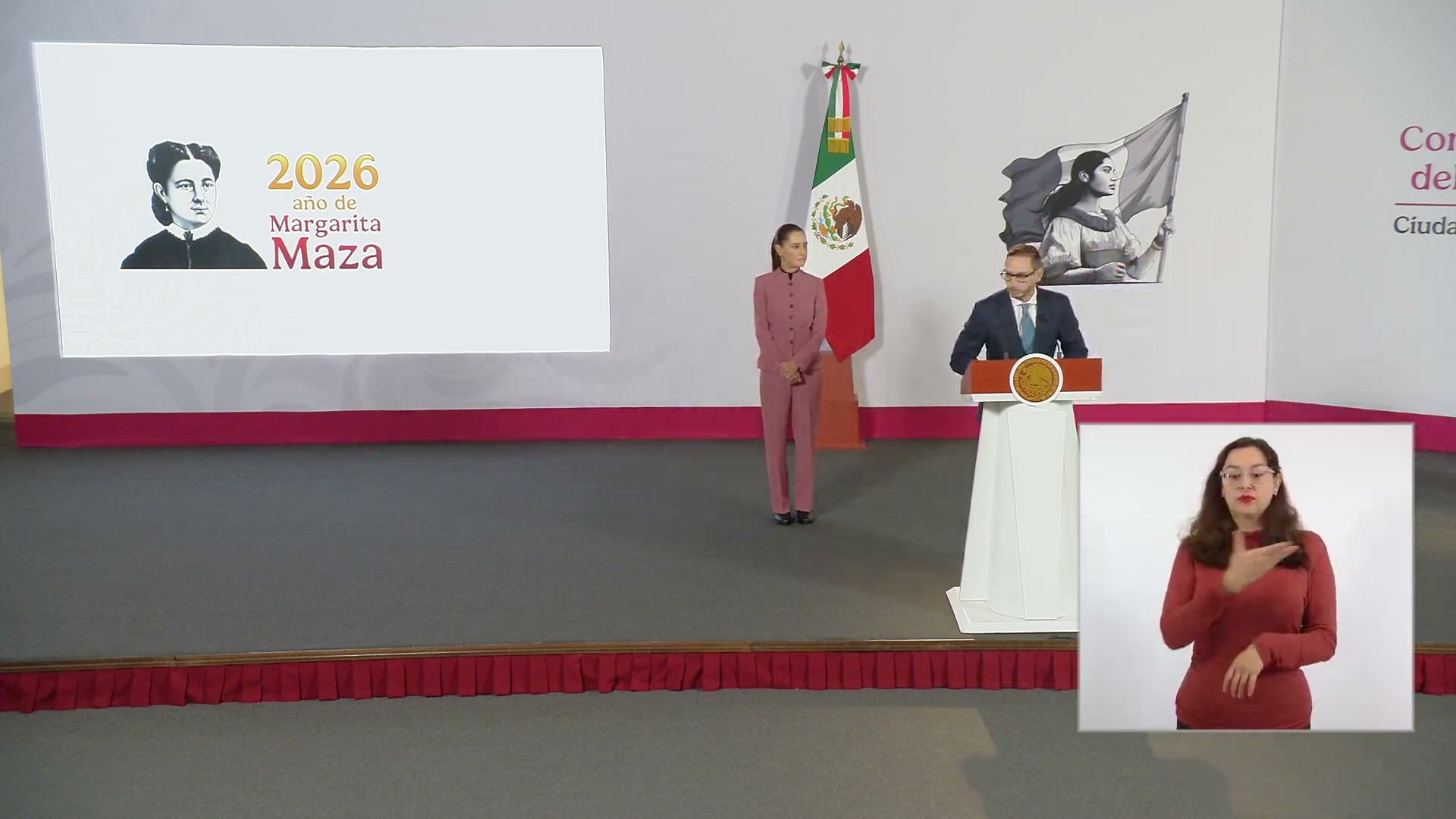 Eduardo Clark habla en el podio de la conferencia matutina, con la presidenta Claudia Sheinbaum de pie a su lado.