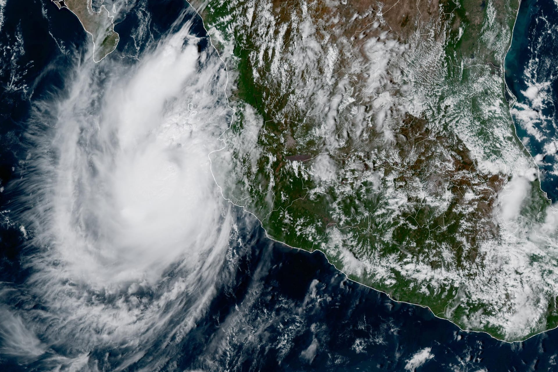 Imagen de satélite del occidente de México con el huracán Simón como una espiral de nubes sobre el Pacífico