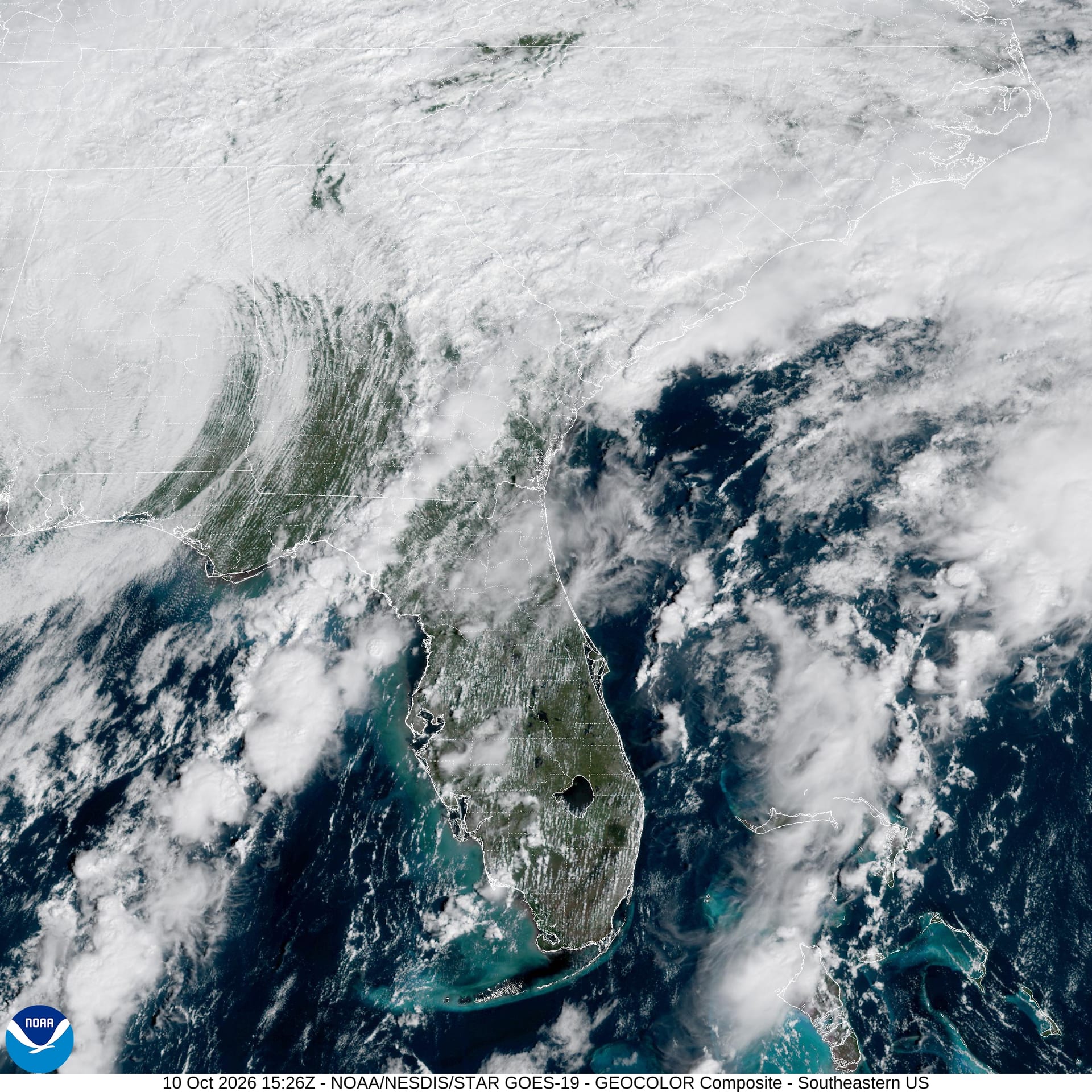 Imagen satelital en color real del sureste de Estados Unidos con el remanente de la tormenta, una masa de nubes espiral sobre Alabama, junto a la península de Florida.