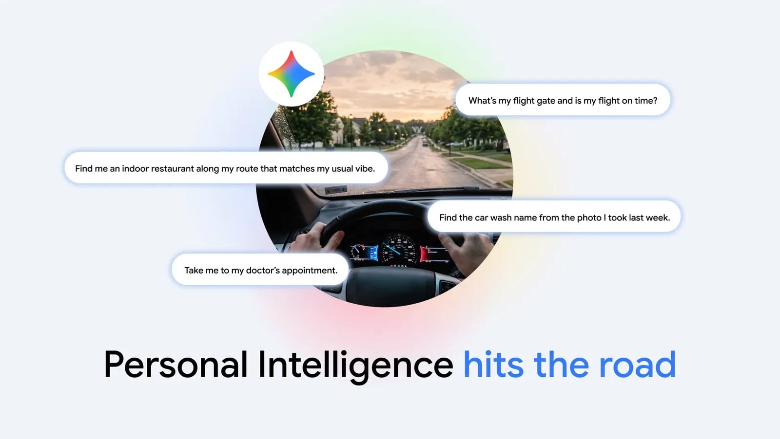 Un conductor al volante de noche rodeado de globos de texto con preguntas para Gemini sobre vuelos, restaurantes y citas, sobre el rótulo Personal Intelligence hits the road.