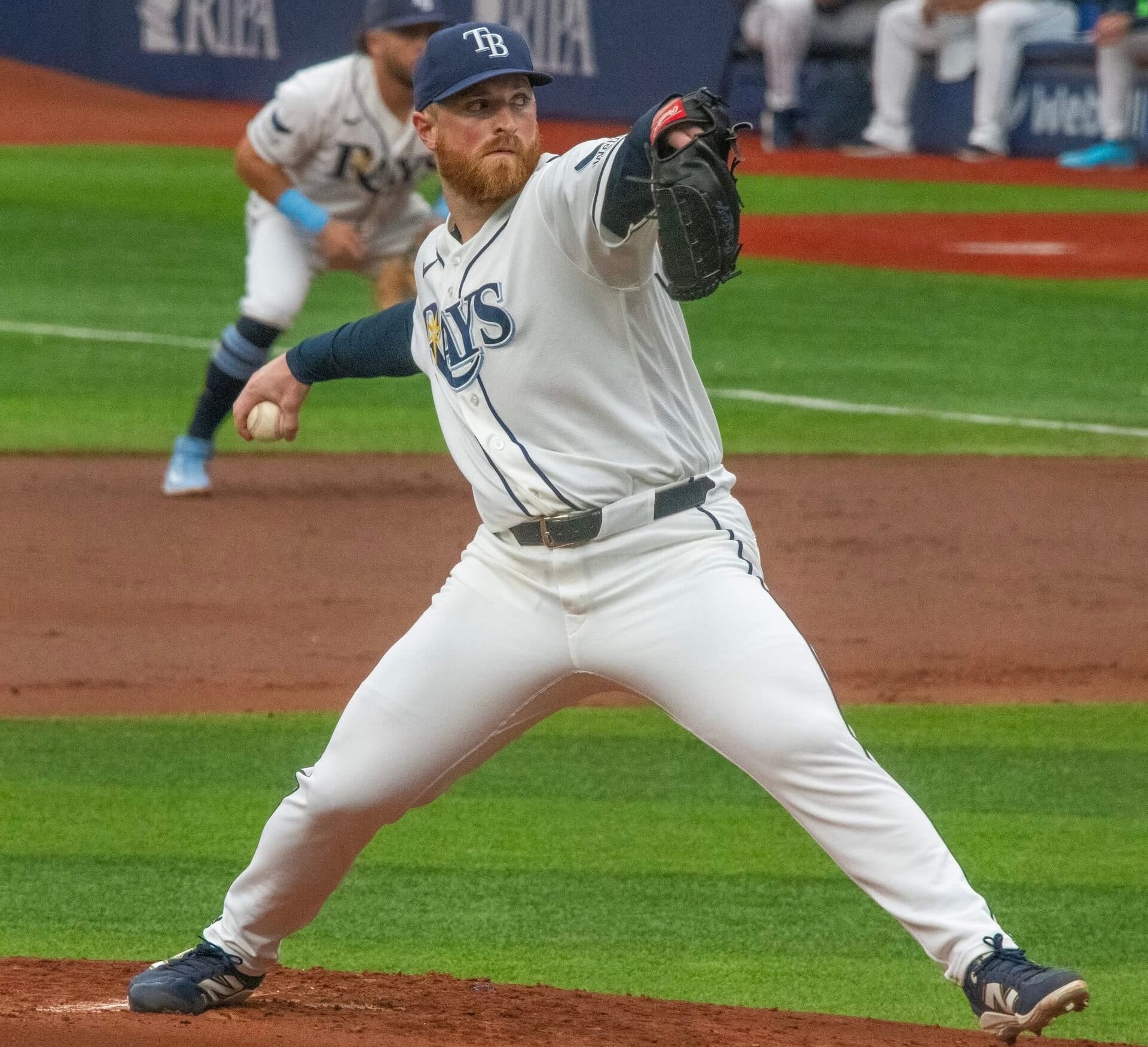 Drew Rasmussen, de uniforme blanco de los Rays, lanza desde el montículo durante un juego en junio de 2026.