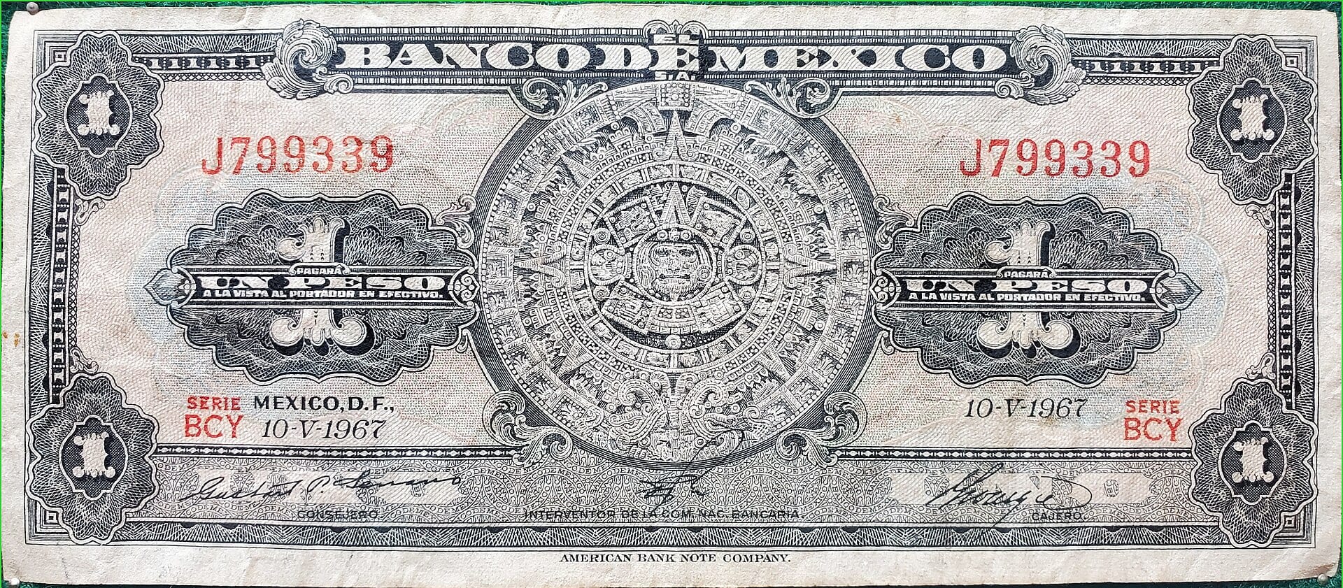 Anverso de un billete de un peso del Banco de México, fechado en 1967, con el calendario azteca al centro.