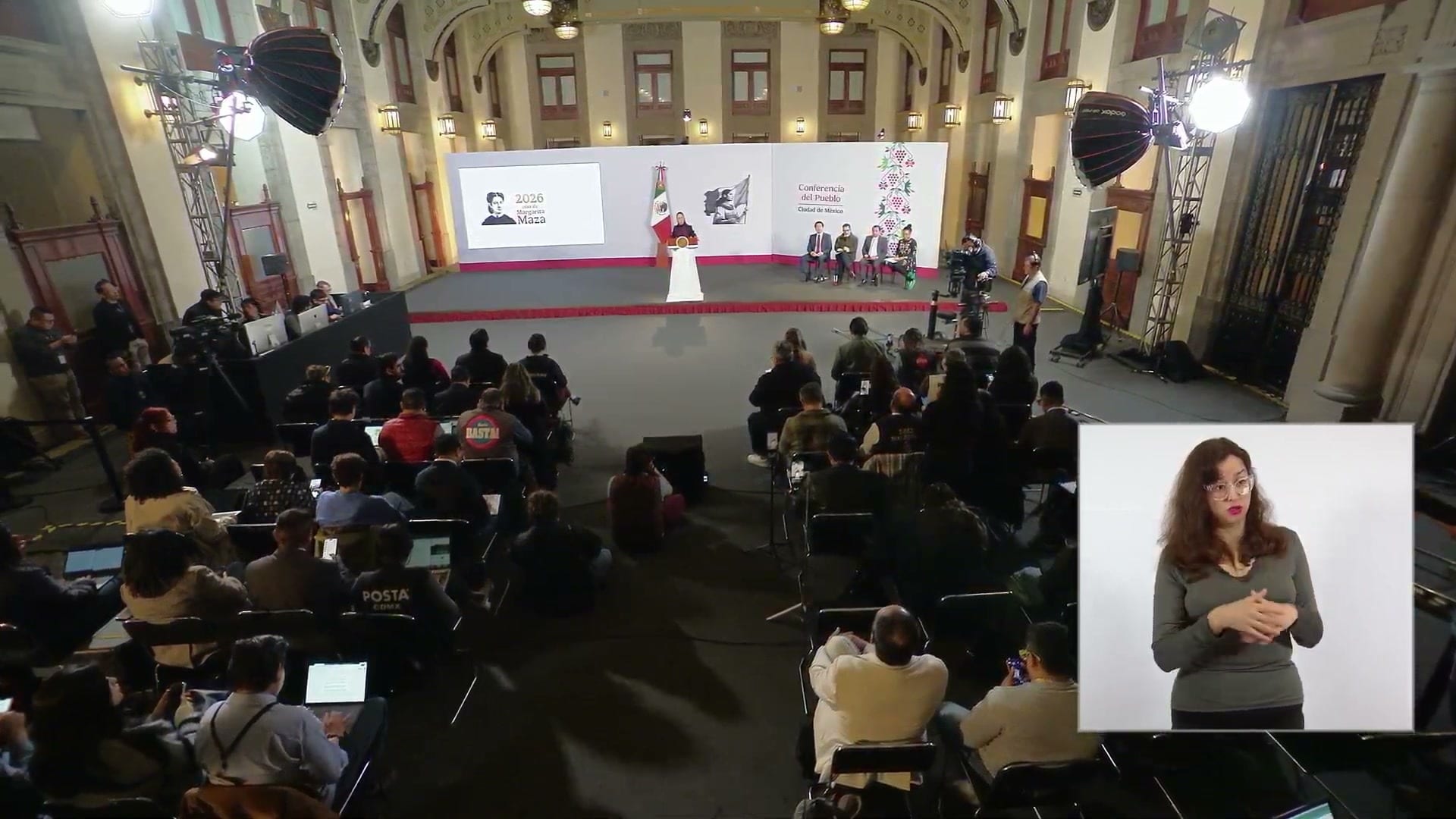 La presidenta Claudia Sheinbaum responde desde el atril durante la conferencia matutina.