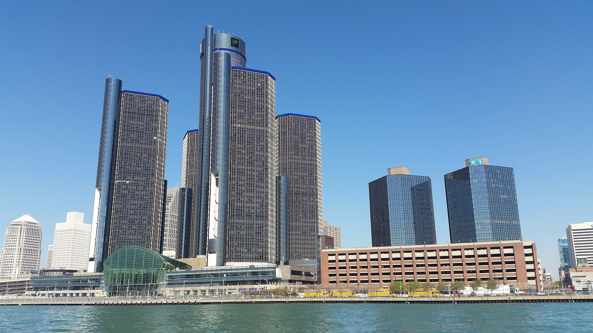 Las torres del Renaissance Center de Detroit, con el logotipo de GM en la más alta, frente al río.