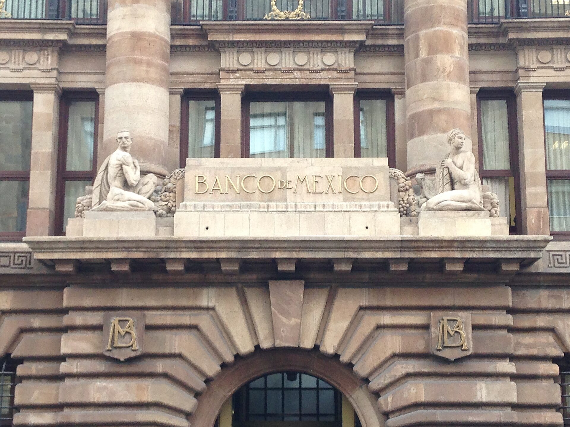 Fachada de piedra de estilo art déco con el nombre "Banco de México" en letras doradas, en una esquina del Centro Histórico.