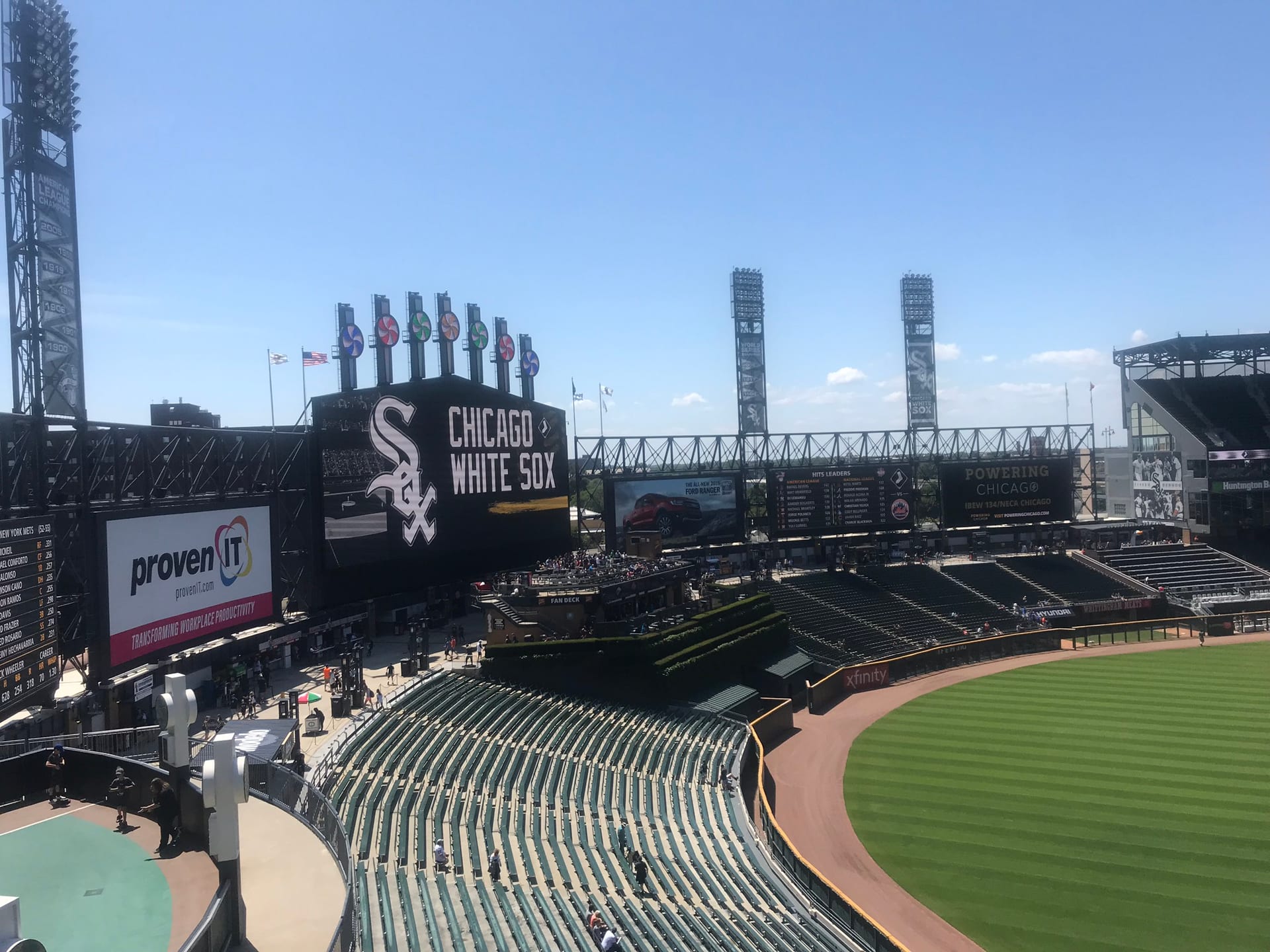 La marquesina del jardín central con el logotipo y el nombre de los Chicago White Sox, vista desde las gradas del estadio.