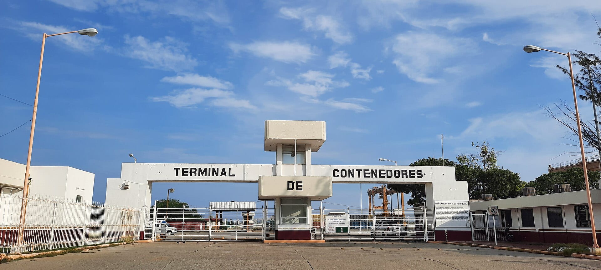Acceso blanco a la terminal de contenedores del puerto de Salina Cruz, con un letrero sobre el arco.
