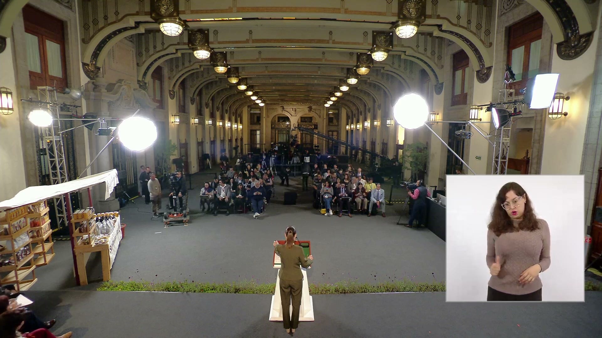 Fotograma de la conferencia matutina del 14 de octubre de 2026, en el momento de la respuesta.