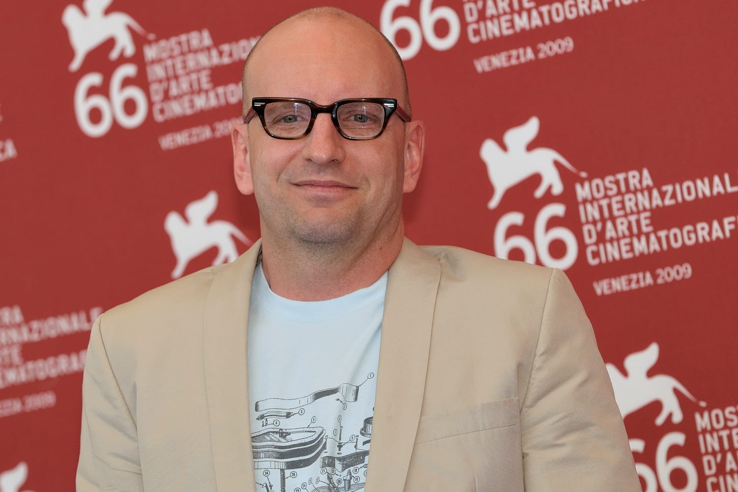 Steven Soderbergh, with gray hair and a beard, looks straight at the camera at an event at the 2009 Venice Film Festival.
