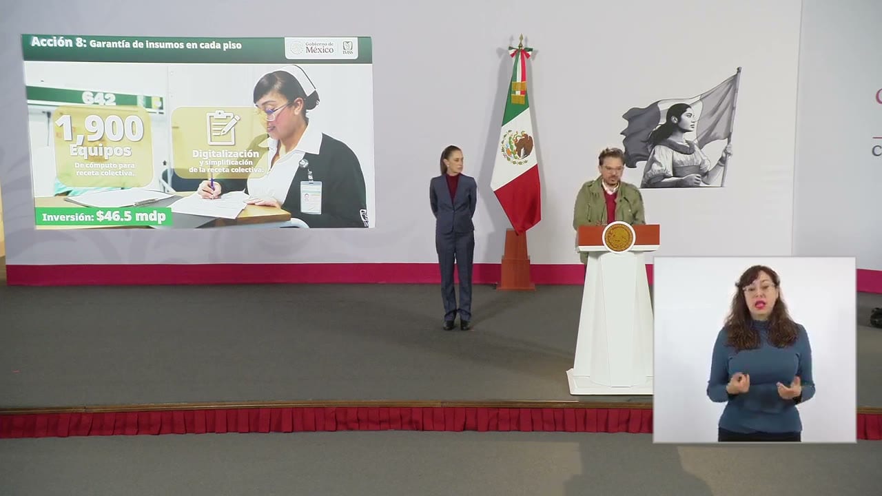 Lámina en la pantalla grande titulada «Acción 8: Garantía de insumos en cada piso», con una enfermera escribiendo sobre una receta. Muestra «1,900 Equipos de cómputo para receta colectiva», «Digitalización y simplificación de la receta colectiva» e «Inversión: $46.5 mdp».