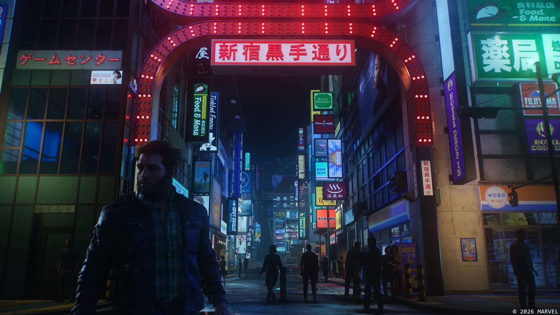 Un hombre barbado con chamarra de cuero camina de noche por una calle japonesa llena de letreros de neón, bajo un arco con luces rojas.
