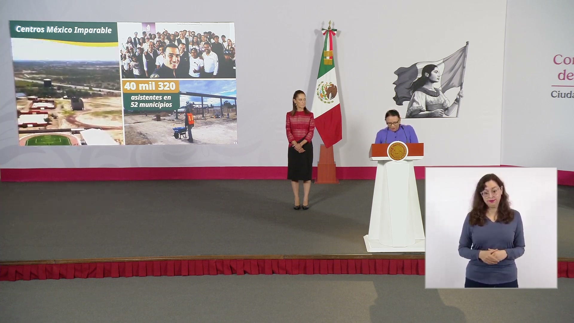 Escenario de la conferencia matutina con una pantalla sobre los Centros México Imparable y una oradora en el atril.