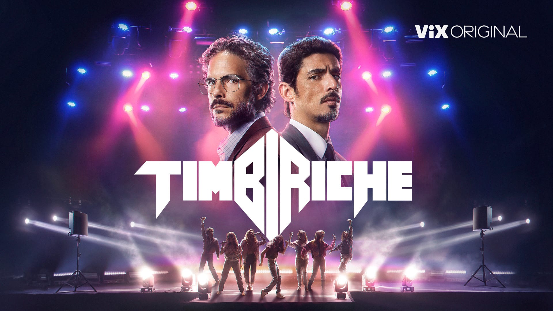Cartel promocional con dos hombres de traje en primer plano sobre un escenario iluminado en rosa y azul, el logotipo Timbiriche al centro y siete figuras bailando abajo.