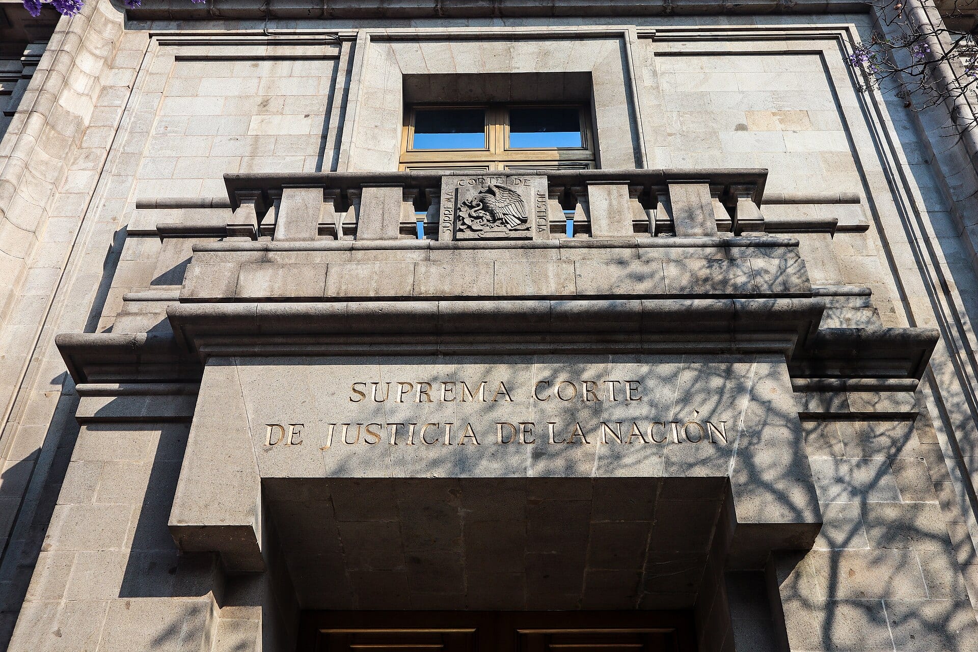 Fachada de piedra de la sede de la Suprema Corte, con el nombre de la institución grabado sobre la entrada y el escudo nacional en el balcón.