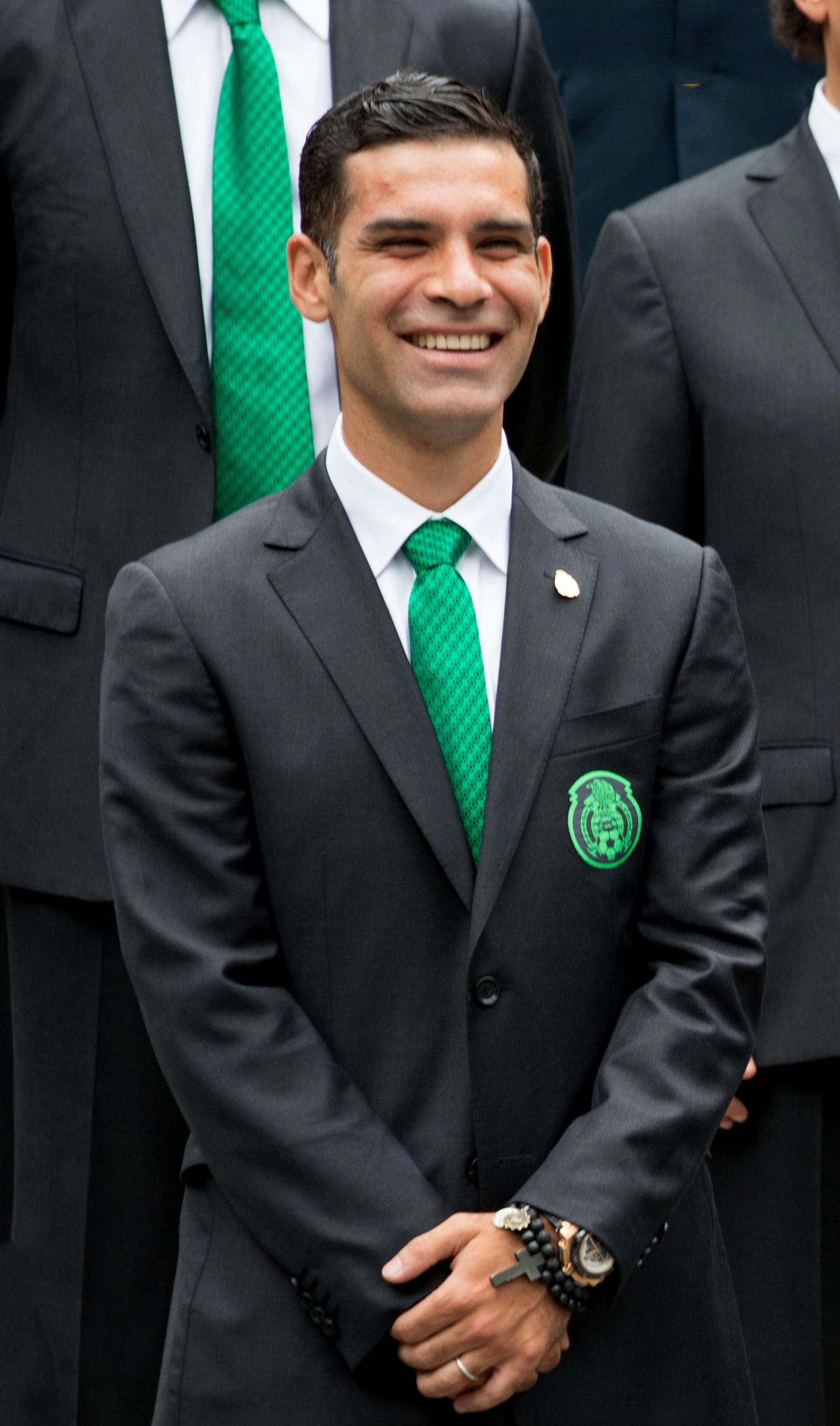 Rafael Márquez sonríe con el traje oficial de la Selección Mexicana, con el escudo de la federación bordado en la solapa.