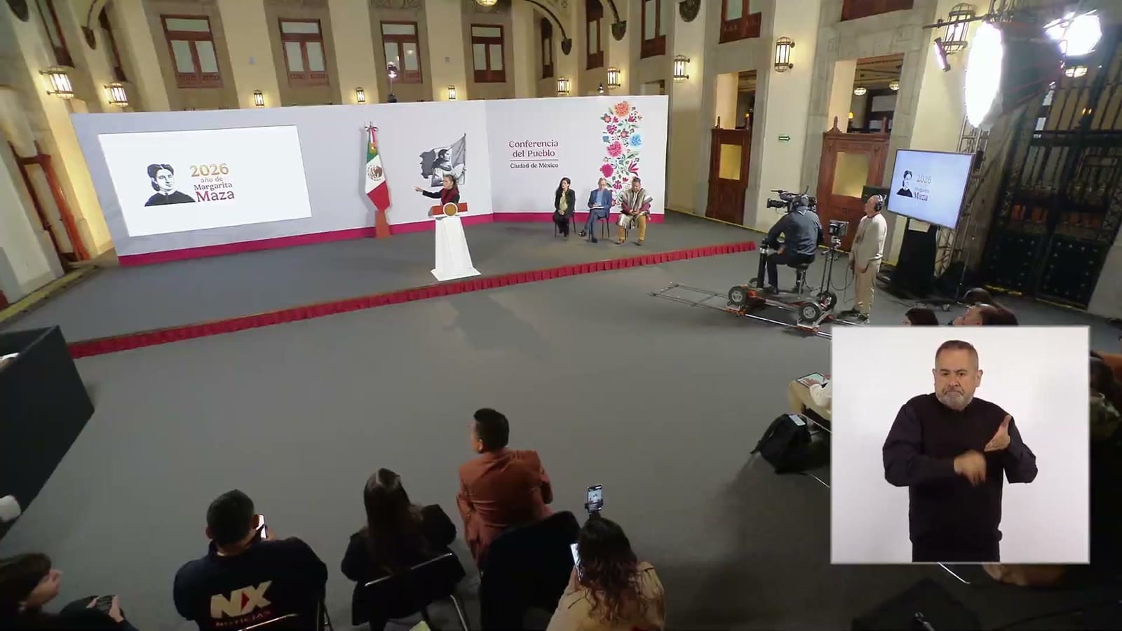 Vista general del salón de la conferencia matutina del 9 de octubre de 2026, con la presidenta en el atril.