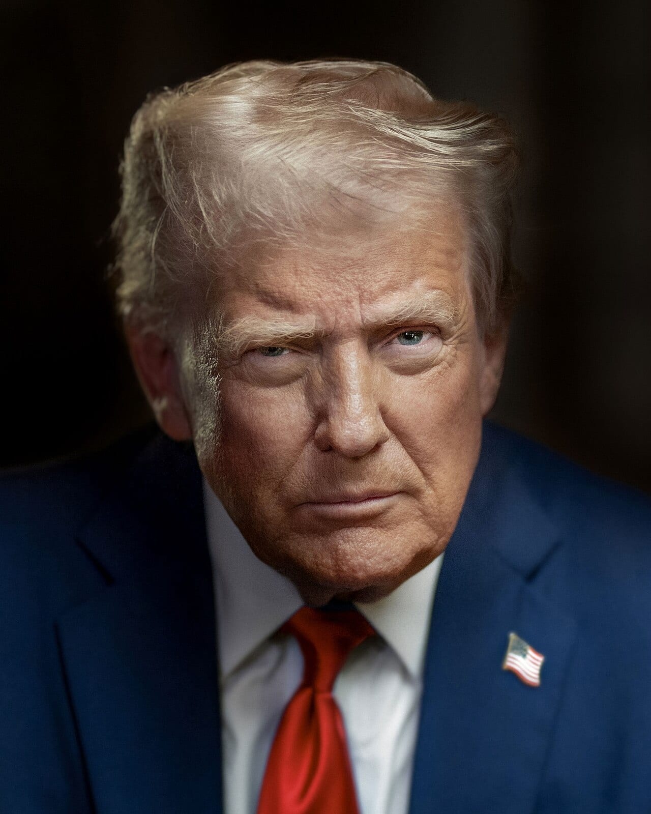 Retrato de Donald Trump con traje azul, camisa blanca, corbata roja y un pin de la bandera estadounidense, sobre fondo oscuro.